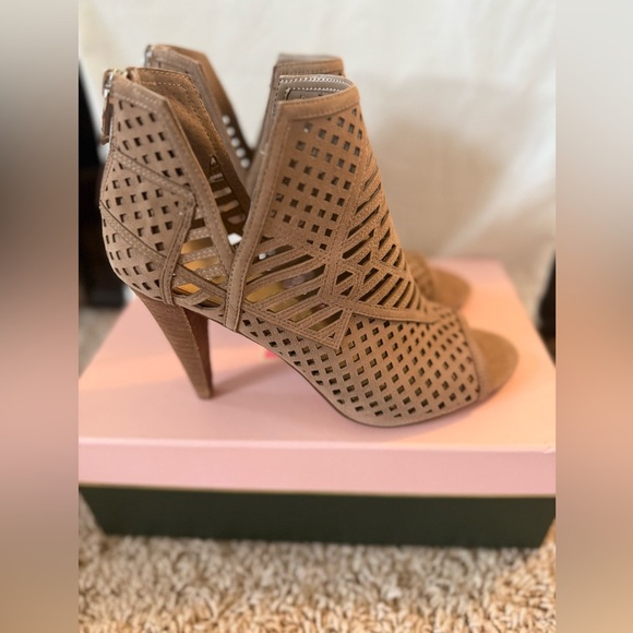 BRAND NEW Vince Camuto Allistan Cutout Peep-Toe Bootie - Picture 3 of 9